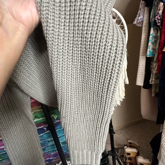 NWT Elodie Grey Cropped Sweater 
Size Small - Picture 5 of 10